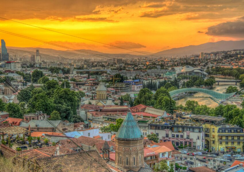 السياحة في جورجيا للعوائل السعودية: وجهة مثالية لعطلة مليئة بالطبيعة والهدوء